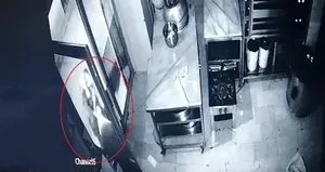Çalıştığı iş yerine kadın kıyafetiyle girip...