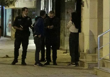 İzmir'de eğlenmek için toplanan gençler arasında kavga çıktı! 1 kişi hayatını kaybetti