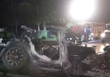 ABD’de sürücüsüz Tesla kaza yaptı: 2 kişi yanarak can verdi