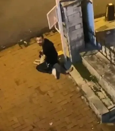 istanbulda-dehsete-dusuren-olay-sokak-kopegini-bogmaya-calistigi-anlar-kamerada-1669636301529.jpg İstanbul’da dehşete düşüren olay! Sokak köpeğini boğmaya çalıştığı anlar kamerada - 2