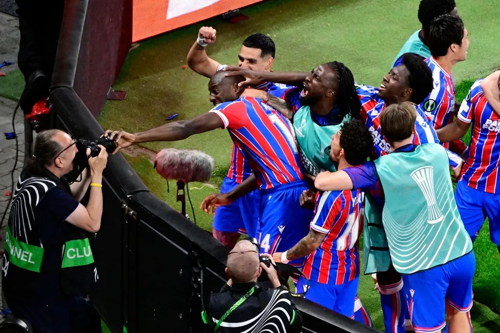 ingilizler-mutlu-sona-ulasti-crystal-palace-konferans-ligi-sampiyonu-oldu-1779916045398.jpg Fotoğraf (AFP)