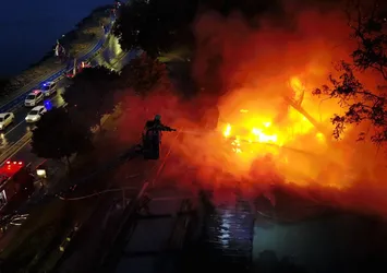 Son dakika | Üsküdar'da korkutan yangın! Ekipler olay yerinde