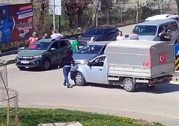Trafikte 'yol vermeme' kavgası kamerada