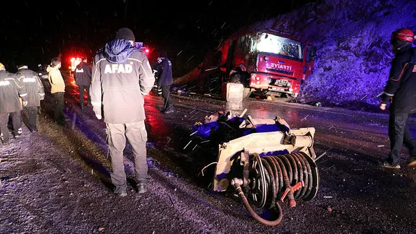 1618008318275.jpg Yangına giden itfaiye kaza yaptı: 2'si ağır 5 kişi yaralandı - 1
