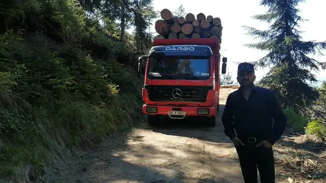 Artvin’de tomruk yüklü kamyonları tehlikeli dağ yollarında kullanıyorlar - 3