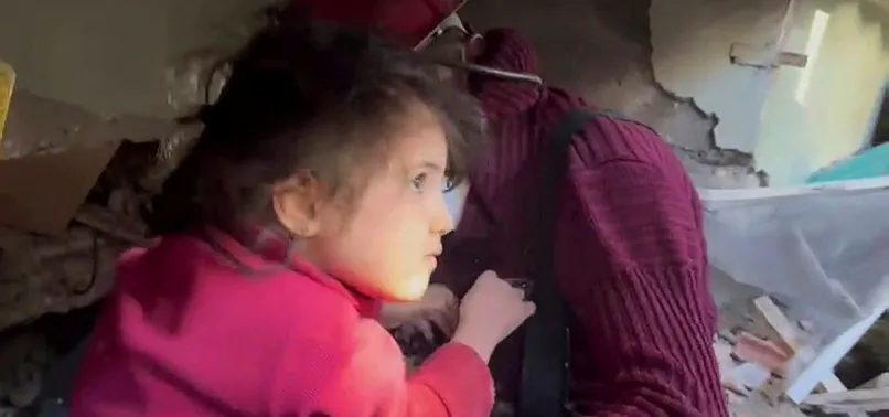 Depremden saatler sonra mucizeler sürüyor! Arama kurtarma ekipleri tüm gücüyle devrede! İşte o anlar...