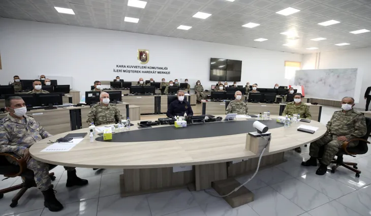 Son dakika: Milli Savunma Bakanı Akar sınır hattındaki birlikleri denetledi