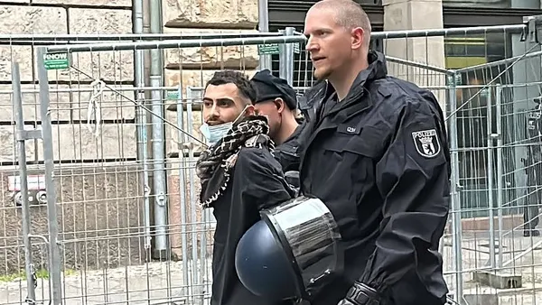 berlinde-ogrencilerin-filistine-destek-gosterisine-polis-mudahale-etti-1716405801380.jpeg Dünya üniversiteleri Gazze için tek yürek! Filistin ateşi Berlin’i de sardı: Öğrencilerin "Özgür Filistin" gösterisine polisten müdahale - 2