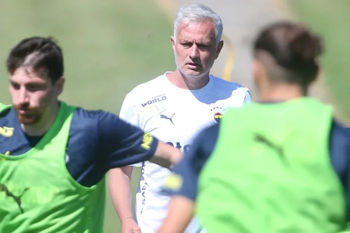 Fenerbahçe’de büyük kıyım! Mourinho 6 ismin biletini kesti