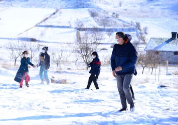 Milli Eğitim Bakanı Selçuk öğrencilerle kar topu oynadı