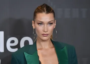 Bella Hadid’den başörtüsü yasağına sert tepki: “Kadınlara ne giyeceklerini söylemek sizin işiniz değil”