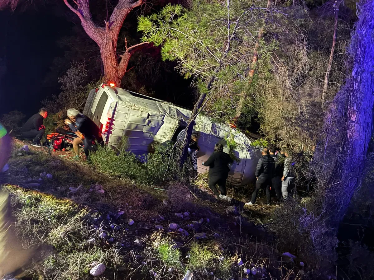 1793042883285.jpg Antalya'da korkunç kaza! Dağcıları taşıyan tur minibüsü şarampole devrildi: 15 yaralı - 1