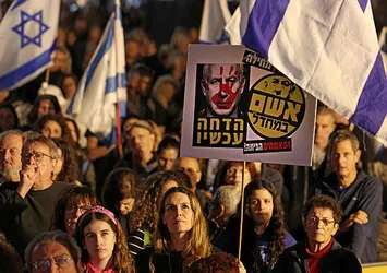 Katile yolun sonu gözüküyor! Tel Aviv'de binlerce kişi görevden alınması için gösteri düzenledi: Bizi aptallar yönetiyor
