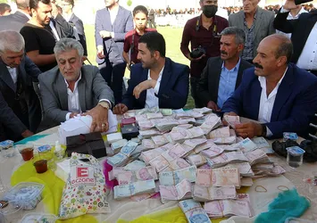 Aşiret düğününde damada 3,4 milyon TL geline ise kilolarca altın takıldı