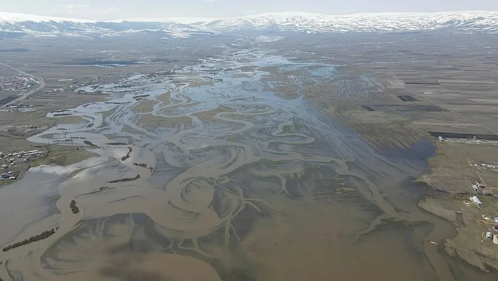 1713161961330.jpeg Ardahan'da Kura Nehri taştı ova göle döndü - 1