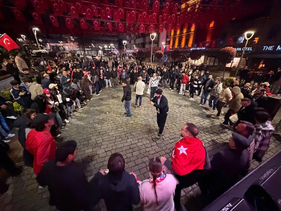 bizim-cocuklar-tarih-yazdi-bayragini-alan-sokaklara-dokuldu-iste-yurttan-kareler-1774993943330.jpg FOTOĞRAF (İHA)