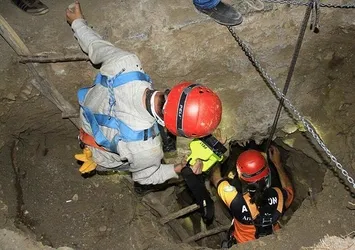 Define aramak için kazdıkları kuyuda zehirlendiler