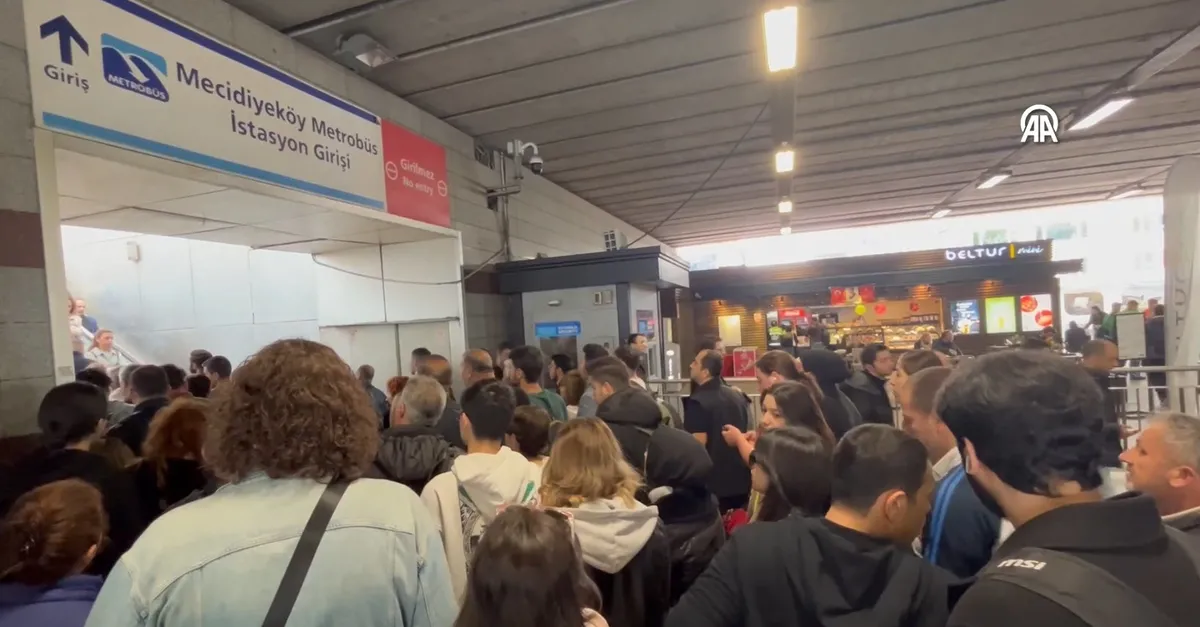 Mecidiyeköy metrobüs durağında yürüyen merdiven arızası yoğunluğa neden oldu