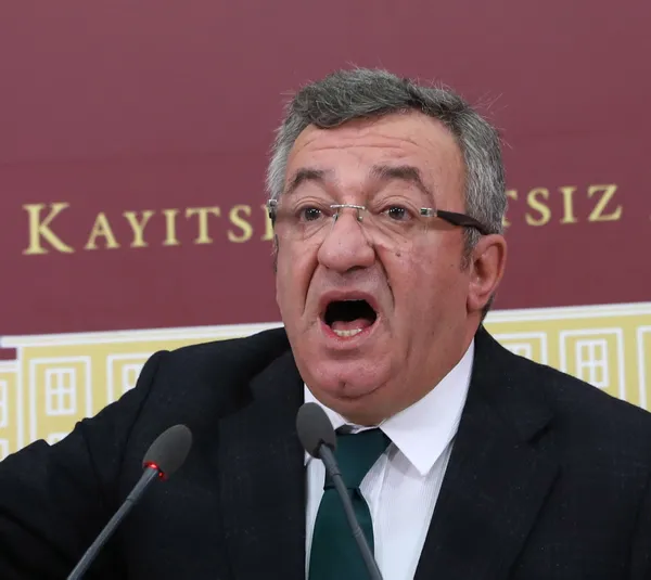 CHP ve HDP’den Meclis’te provokasyon! Burak Erbay Kürsüde çekiçle telefon kırdı! TBMM Başkanı Şentop’tan ilk yanıt: Kürsüler şov yeri değil