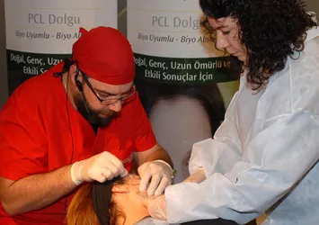 Ünlü manken Sema Şimşek yüzünü iple gerdirdi