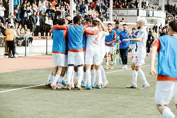 super-lige-yukselen-2-takim-belli-oldu-3-hafta-once-gelen-sampiyonluk-1651417774041.jpg Süper Lig'e yükselen 2 takım belli oldu! 3 hafta önce gelen şampiyonluk - 2
