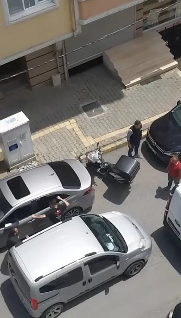 1685782967681.jpg İstanbul'da ilginç kavga! Trafikte birbirine girdiler: Silecekle saldırdı - 2
