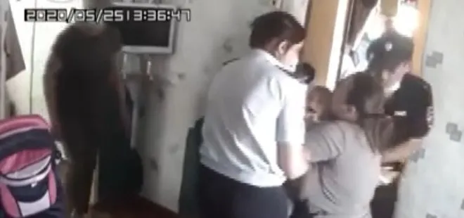 Rusya’da utanç veren görüntüler! İşte 5 çocuğuna el konulan annenin polise direnme anı