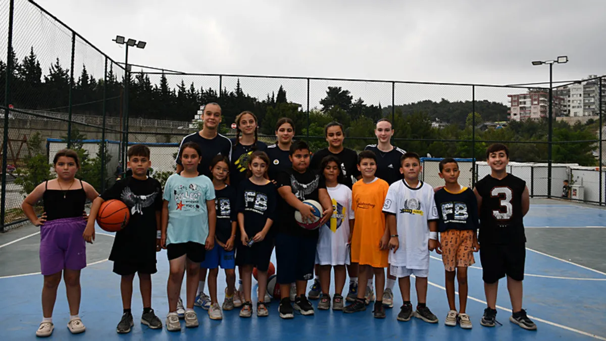 Kadın basketbolcullardan depremzede çocuklara sürpriz! Basketköy'de çocuklarda buluştular