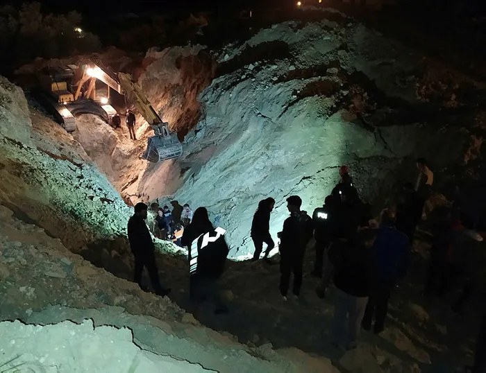 Aydın'da kanalizasyon borusu döşeyen işçi toprak altında kalıp öldü - 1