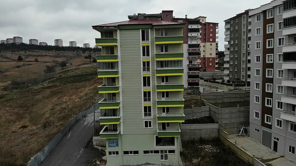 Samsun’da 2 yıl önce yapılan binanın zemini kaydı! Gözler mahkeme kararında...