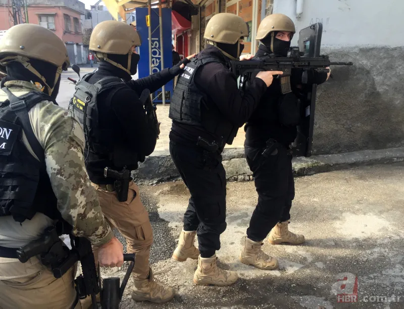 Adana’da zehir tacirlerine gündüz vakti film sahnelerini aratmayan operasyon! 11 zanlı yakalandı 5