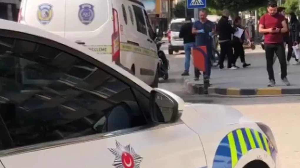 Satırla bir saatte 3 kişiyi yaraladı