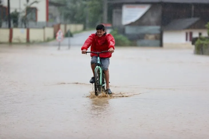Sağanak yağış Düzce'de hayatı felç etti! Batı Karadeniz'de sel ve heyelan tehlikesi