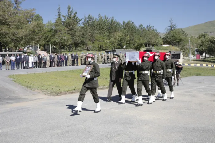 Pençe Yıldırım Harekatı’nda şehit olan asker için Hakkari’de tören düzenlendi