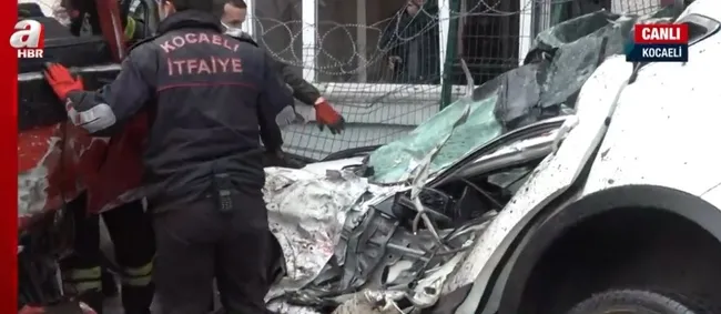 izmitte-kamyonet-saglik-ocagina-girdi-a-haber-olay-yerinde-1639735563881.jpg İzmit’te kamyonet sağlık ocağına girdi! A Haber olay yerinde - 2