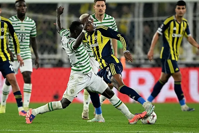 fenerbahce-evinde-takildi-kanarya-ferencvaros-ile-berabere-kaldi-1764273349004.jpeg Bir pozisyonda Fenerbahçe oyuncusu Anderson Talisca (94) ile Ferencvaros oyuncusu Naby Keita (solda) mücadele etti (AA)