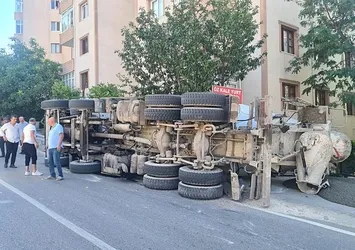 Kartal'da virajı alamayan beton mikseri devrildi! 2 yaralı