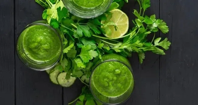 Vücuttaki ödemi söküp atıyor! Maydanoz suyunun faydaları...