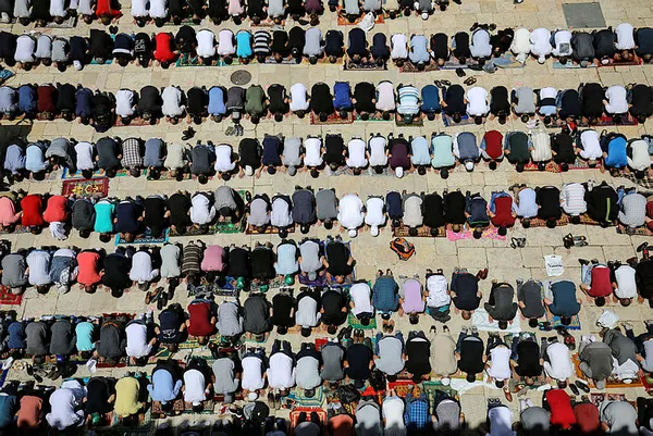 Mescid-i Aksa’da cuma namazı coşkusu! 60 bin kişi katıldı