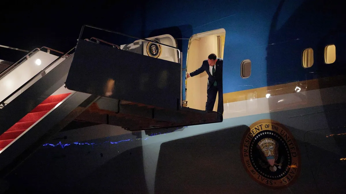 ABD Başkanı Trump'ın uçağında arıza! Air Force One acil iniş yapmak zorunda kaldı