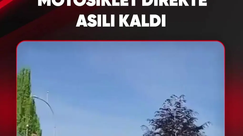 MOTOSİKLET DİREKTE ASILI KALDI