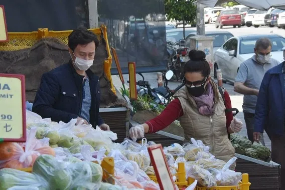 İzmir'de sokağa çıkma yasağı öncesi marketlerde yoğunluk yaşandı! Uzun kuyruklar oluştu - 3