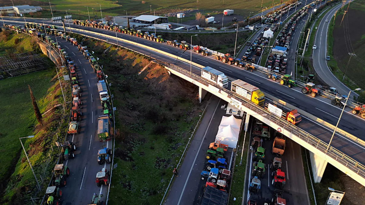 Yunanistan'da sokaklar karıştı: Limanlar, havalimanları kapatıldı! Hükümet çıkış yolu arıyor