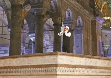 Ayasofya’da ezan okurken ayakları titredi