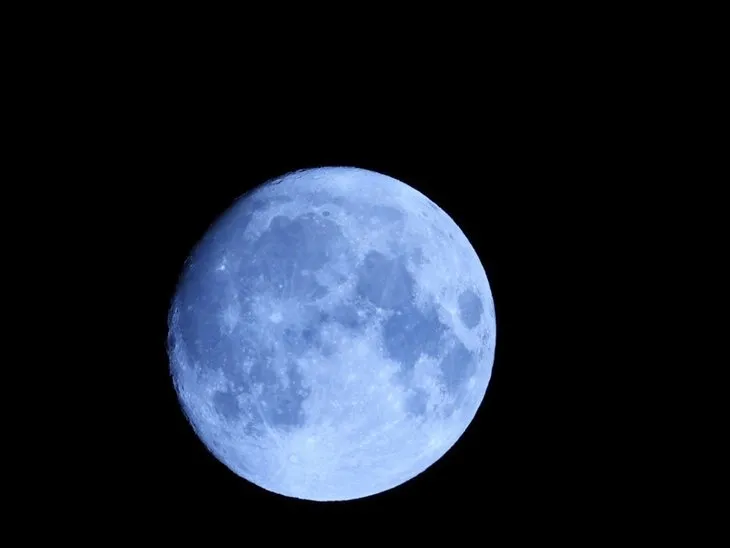 Gökyüzünde Mavi Ay resitali! Görenler mest oldu
