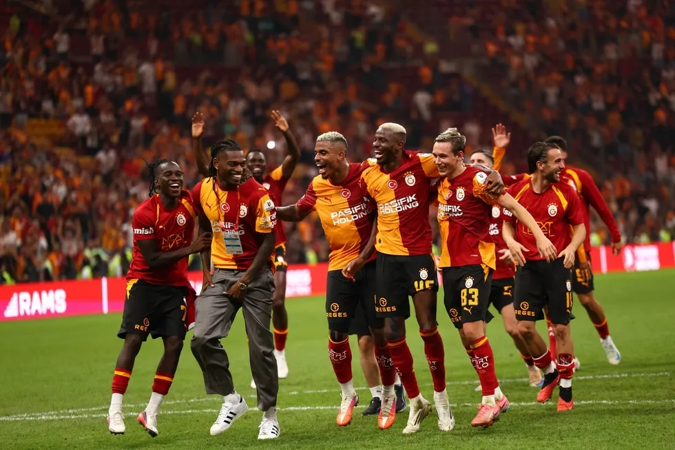 1788041169671.jpg Leao ve Batrakov taraftarların isteğini geri çevirmedi - 1