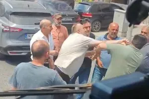 Tekme ve yumruklar havada uçuştu
