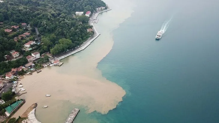 İstanbul Boğazı'na çamurlu su aktı! Havadan böyle görüntülendi