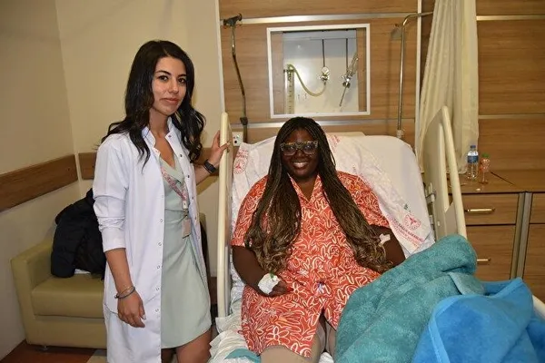 ABD’li hemşire Kelly Damian ameliyat için Kars’a geldi