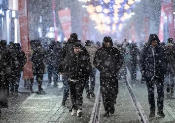 İstanbul'a peş peşe uyarı! Kar geri mi geliyor? Sıcaklıklar 22 derece birden düşecek